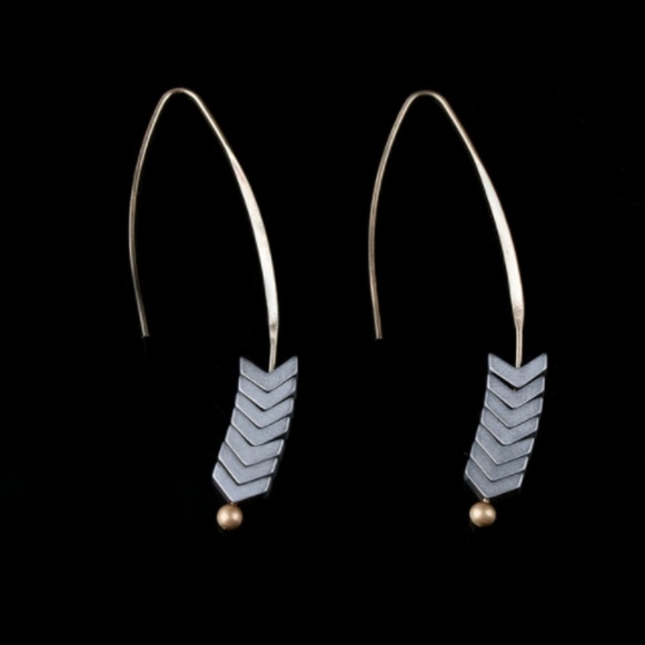 Arrow hook drop dangle earrings - Picture 3 of 3